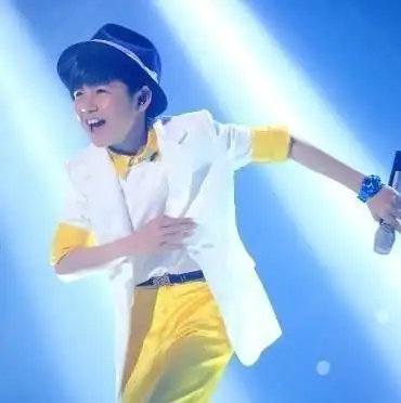 黄誉博香奈儿接吻黄誉博香奈儿接吻美图童星香奈儿黄誉博合照