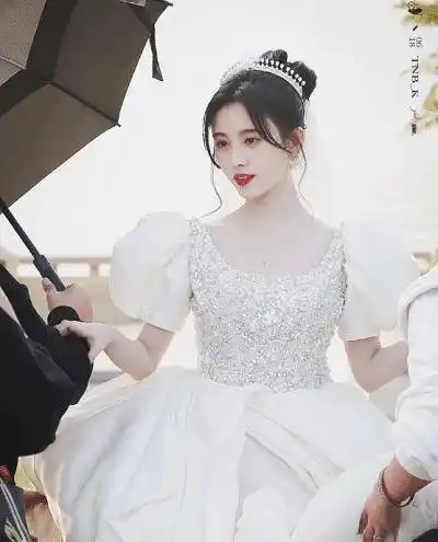 鞠婧祎婚纱照火了,仙气飘飘溢出屏幕,宛如钻石公主在逃!
