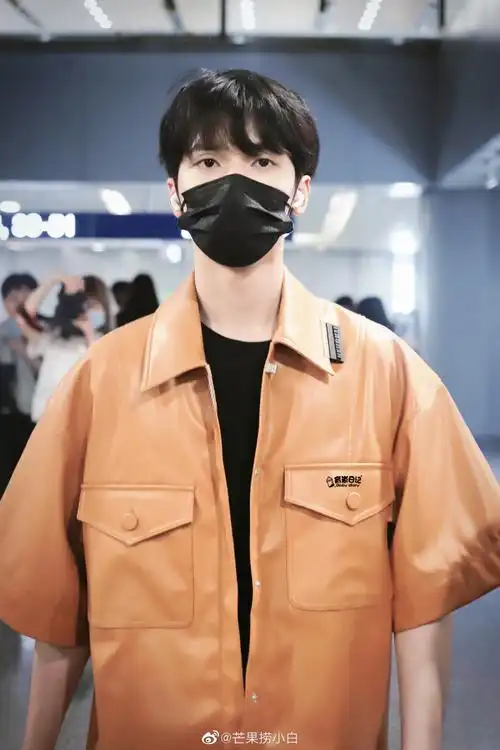 严浩翔棕色皮衣造型#严浩翔今日带妆机场图9615身穿棕色衬衫造型