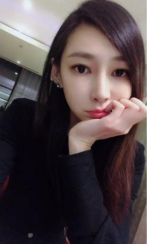 李荣浩求婚成功,前模特女友陆瑶上热搜,颜值身材秒杀杨丞琳