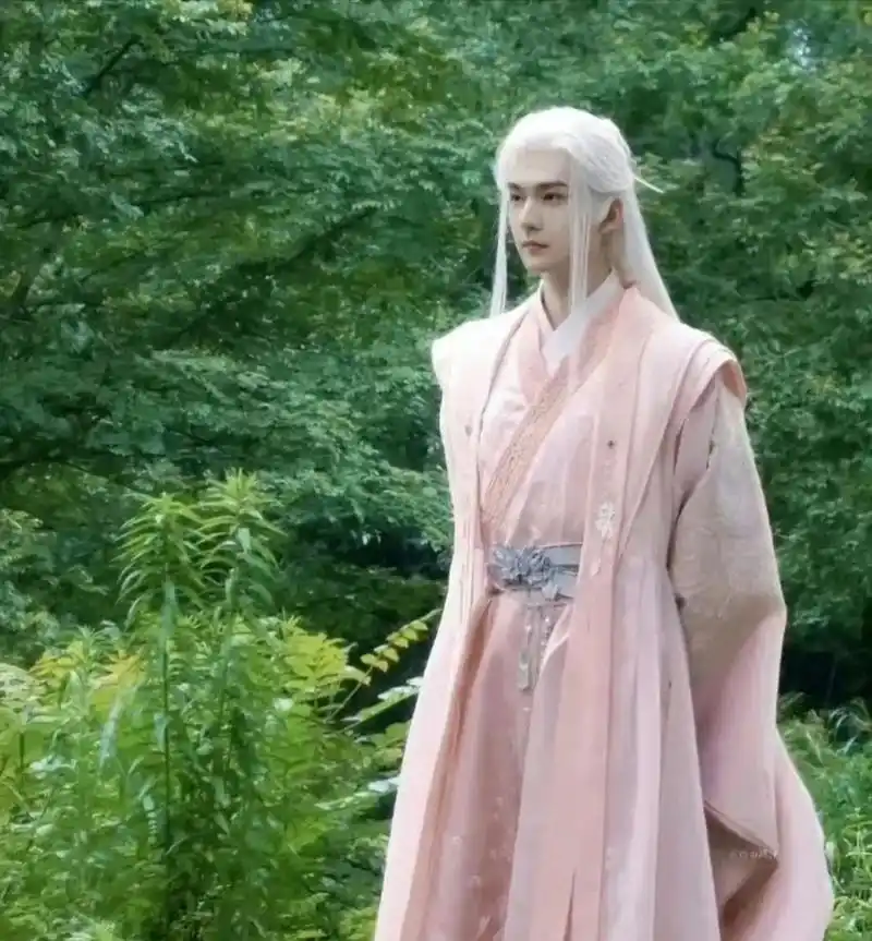 杨洋《凡人修仙传》的定妆照,白发仙气飘飘,黑发风度翩翩,只要杨洋不