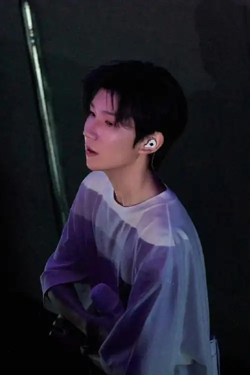 王源白衬衫素颜照