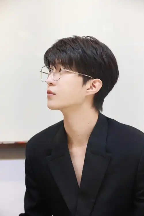 范丞丞扫楼穿真空西装##范丞丞曾少年##范丞丞杨澄