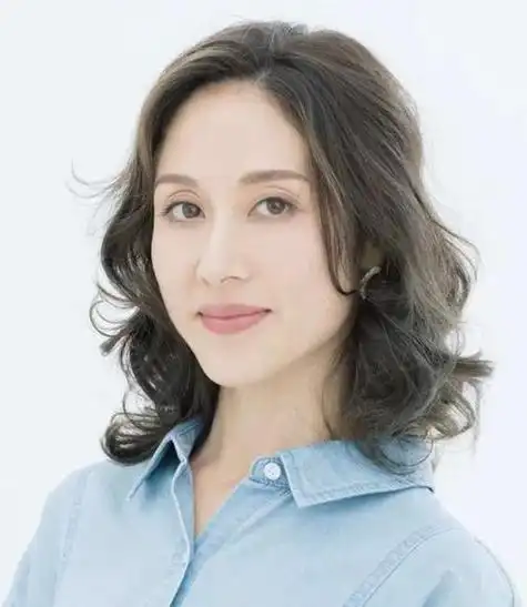 四十多岁的女人适合什么发型适合四十岁女人的发型如下:1,披肩长发