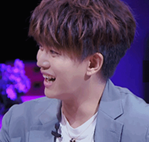 任嘉伦在线磕糖吃瓜的表情也太真实了吧,跟小胖子tatan的表情很是相似