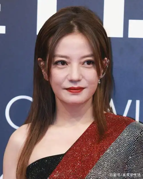 大眼女星赵薇,气质超赞,展现潮流新风尚,时尚而迷人!