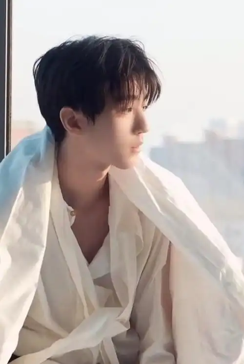 王俊凯露肩锁骨杀##极智美好生活