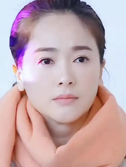 左小青演农村戏,刻意展现容颜的老态,素颜上阵很真实