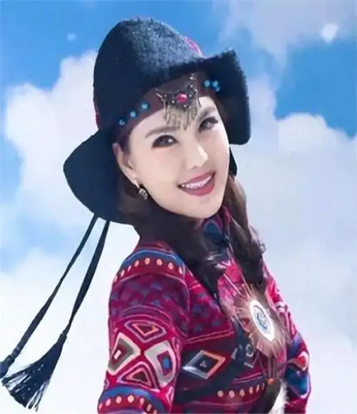 早在2009年,另一位来自内蒙古草原的女歌手乌兰托娅便已率先推出了这