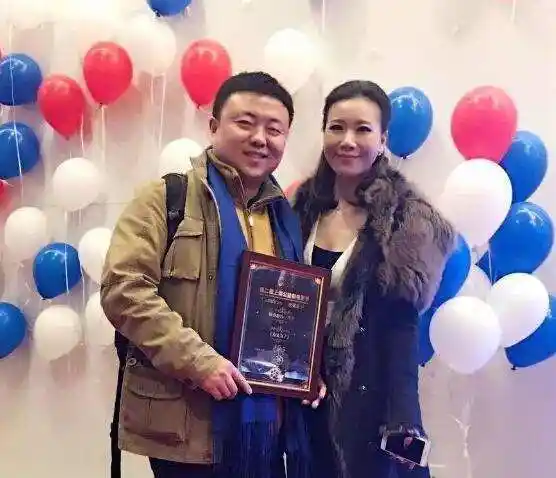 网上有报道称房海燕已经结婚了,她的圈外老公疑似是在巴士集团工作的.