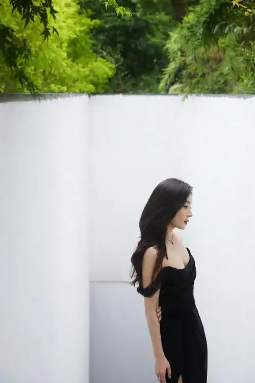 袁姗姗一字肩高开叉礼服##袁姗姗大波浪黑色高开叉造型