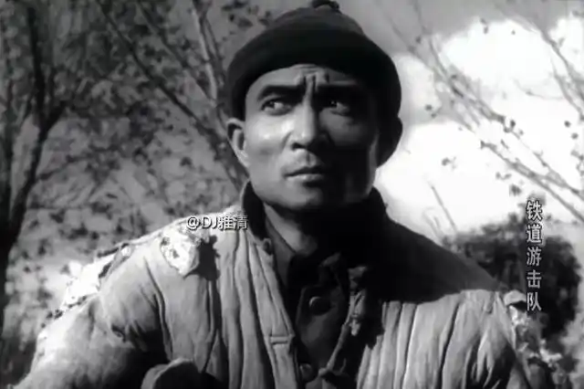 两版《铁道游击队》演员对比,05版老戏骨也多,但为何秦怡冯喆版更难忘