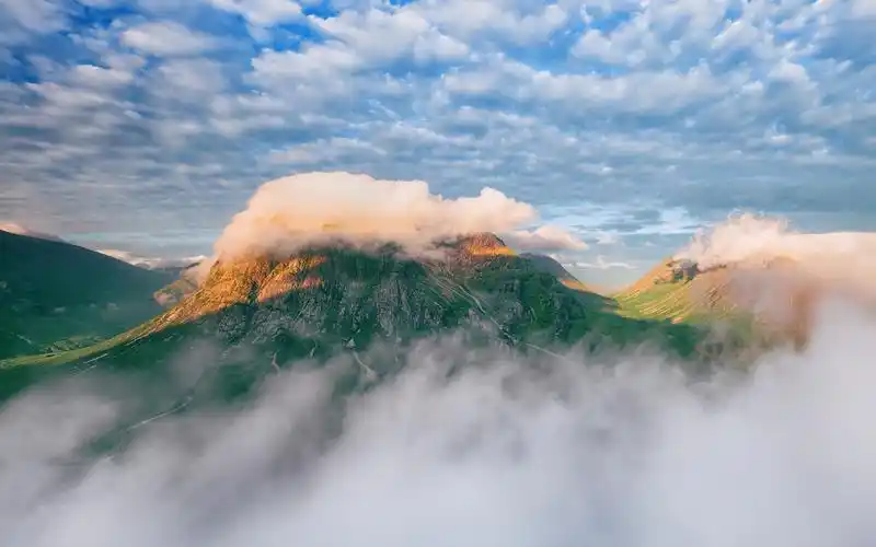 壮阔大山美丽云朵风景图片壁纸