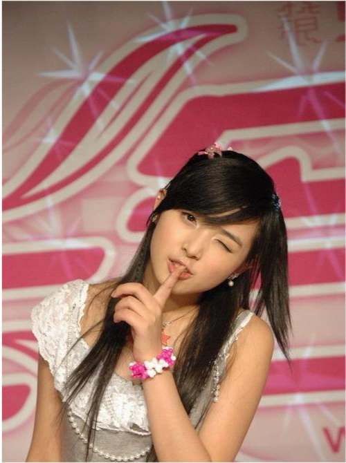 超级女声出道女歌手刘德华干女儿张含韵被拍手恶俗偷拍到惊吓