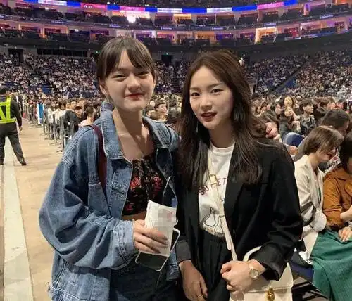 女明星和路人合照:刘亦菲赢得轻松,张雨绮和蔡依林却败下阵来