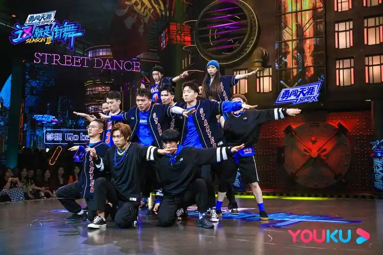 这就是街舞第三季战队齐舞首秀震撼炸场队内自考四队长忍痛淘汰