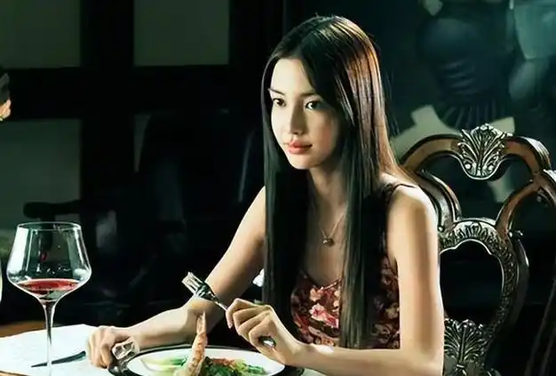 奈何杨颖本末倒置,将提高演技放到末尾,造成了她走红多年,演技却毫无