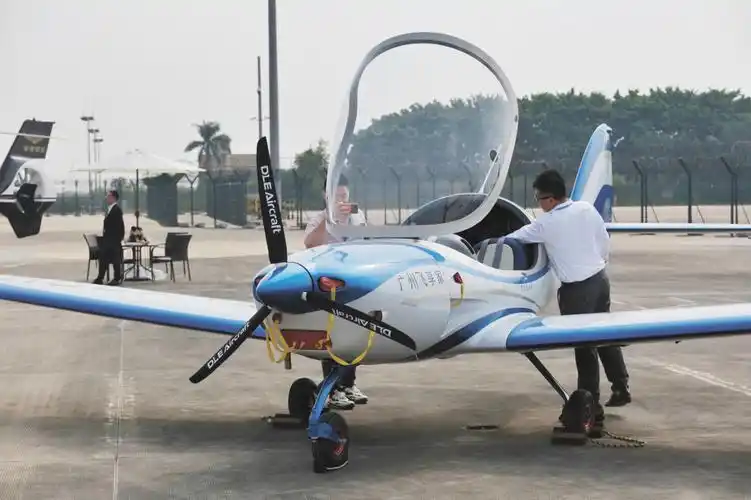 年满17岁就能学开轻型小飞机