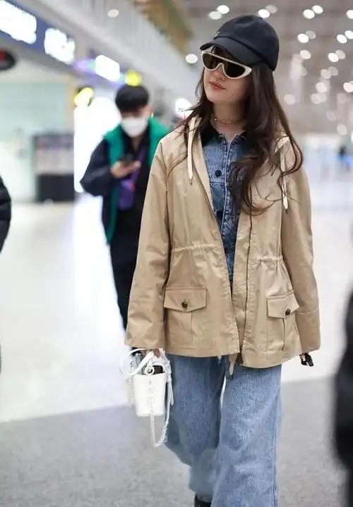 刘亦菲从哪找来的丑衣服?窄腰短风衣土气又显壮,全靠美貌撑着!