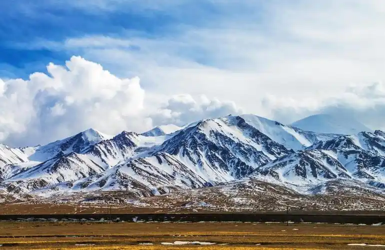 昆仑山东西长2500公里,平均海拔5000米,耸立在格尔木市南面.