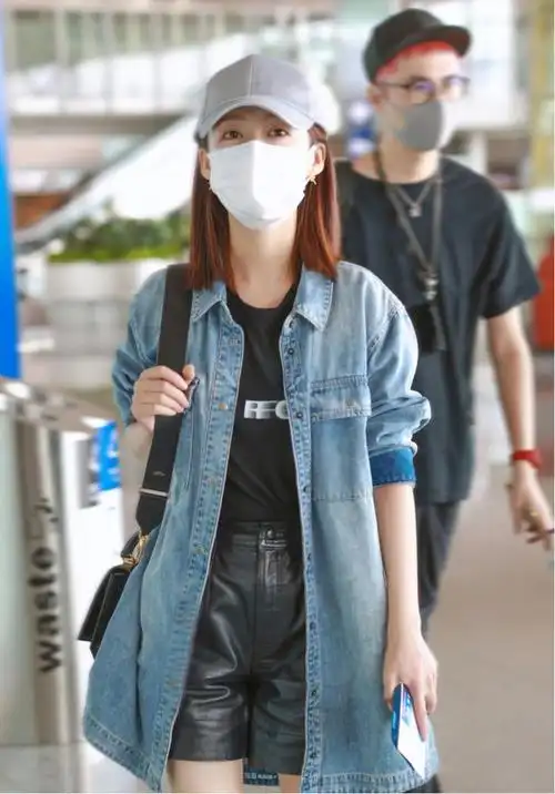 李沁穿搭一点都不像女明星白色针织衫配牛仔短裤真是落落大方