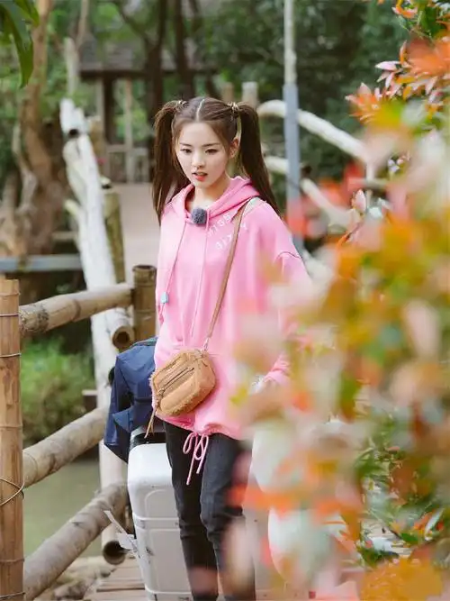 村花杨超越不再低调!背1万块潮包回归农村,一身少女穿搭太时髦