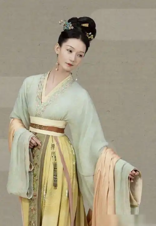 宋朝女子的唇妆,以小巧灵秀为上,她们在粉妆时常常连嘴唇一起敷成白色