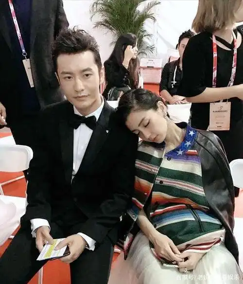 有媒体曝光了黄晓明一家三口同框的照片.