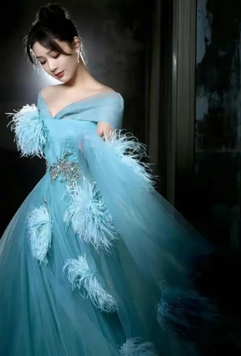 杨紫的蓝色公主裙造型,搭配简约盘发,高贵典雅,浪漫唯美,氛围感拉满!