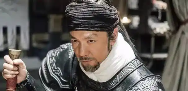 《大秦帝国之崛起》中白起一角原为王学兵(上图)饰演,后改为邢佳栋