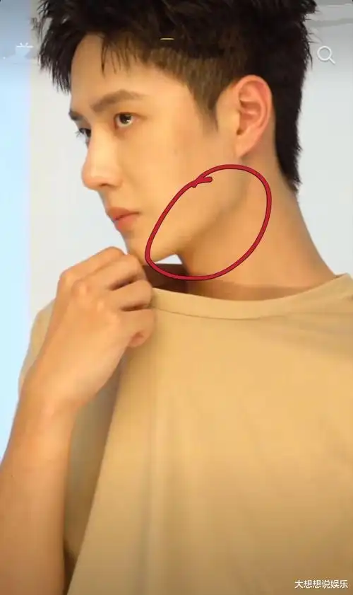 王一博拍广告被怼脸拍!离开滤镜和美颜,胡子和痘太明显