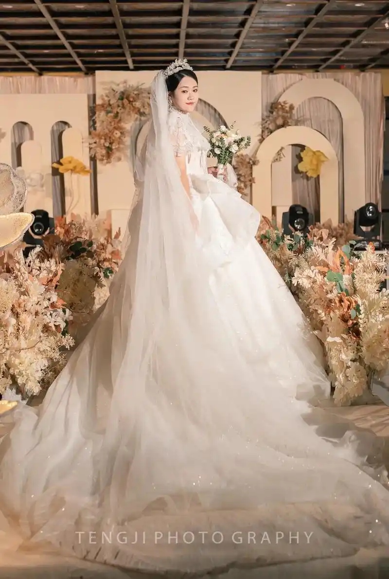 中式出嫁,西式礼成~一生一次的婚礼,就要中西结合才两全其美. - 抖音