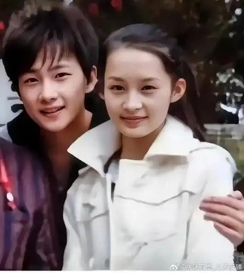 2009年18岁的杨洋与19岁的李沁的合影旧照,那时候的两人看起来好般配