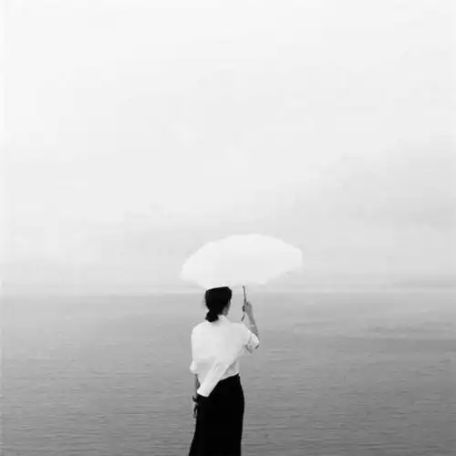 黑白女生背影图片_唯美意境图片_窝窝qq网