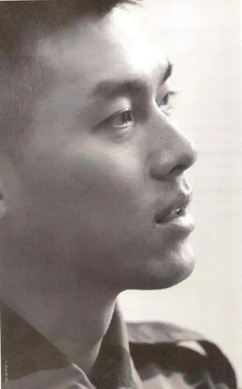 玄彬从侧脸到正脸的帅气双杀!