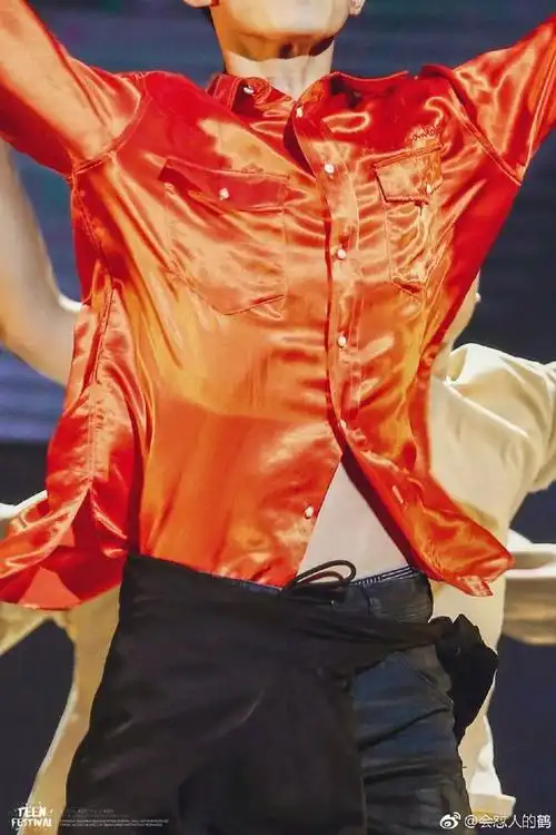 [易烊千玺][分享]180123 易烊千玺露腹肌小合集 线条优美男友力max