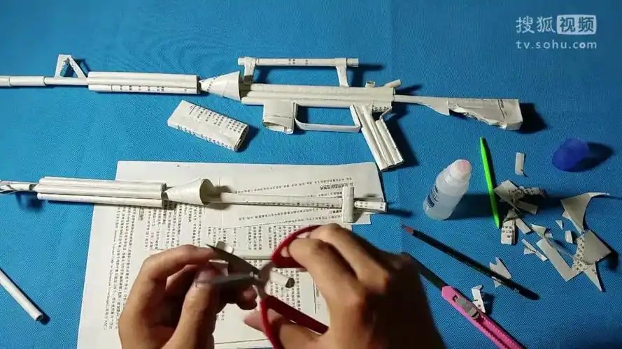 折纸王子教你折纸m4a1突击步枪7-3可发射子弹的纸枪视频教程