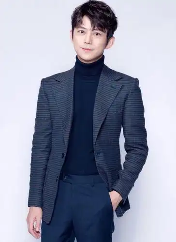 有一种不老男神叫"何炅",换上西装也是行走的衣架子!