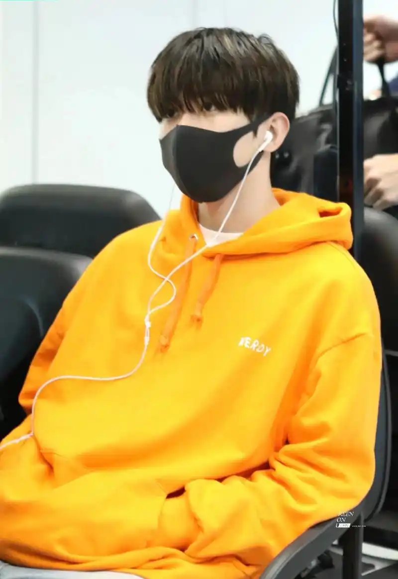 蔡徐坤 #2018年9月10日机场照 - 抖音