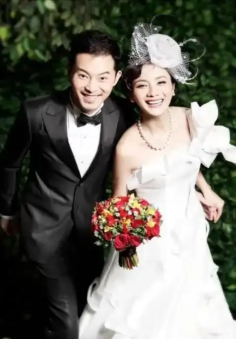 李小璐婚纱照李小璐近期机场照明星夫妻婚纱照