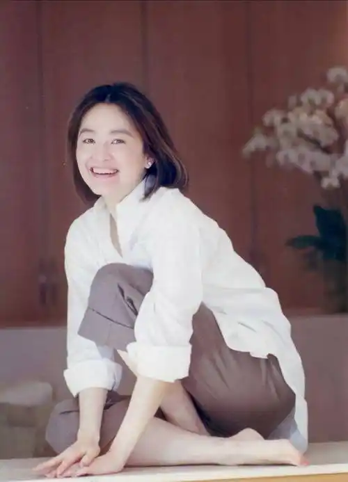 68岁林青霞亲自示范:穿衣大方得体就很美,自然老去更迷人_女性_气质