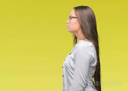 年轻的高加索美女戴着眼镜,在孤立的背景下,看着侧面放松的轮廓,自然