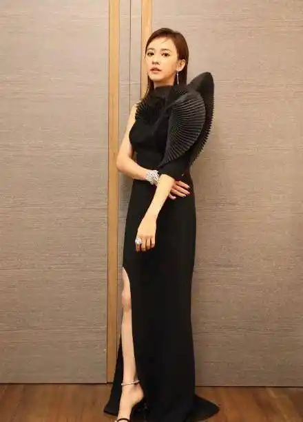 陈意涵一家三口罕见同框,儿子遗传老公大头,户外玩耍只穿一只鞋_时尚