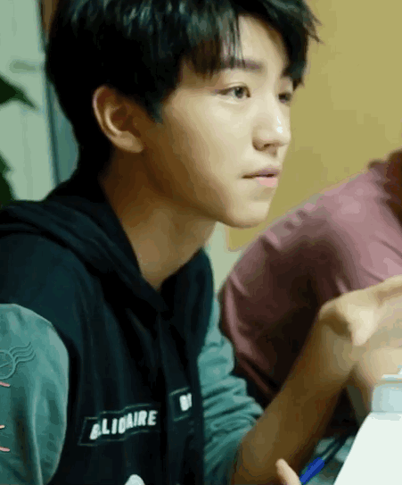 王俊凯帅哥tfboys好帅gif动图_动态图_表情包下载_soogif