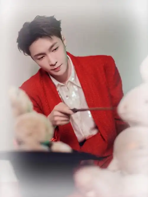 张艺兴红色双开门##和张艺兴点亮微博之夜