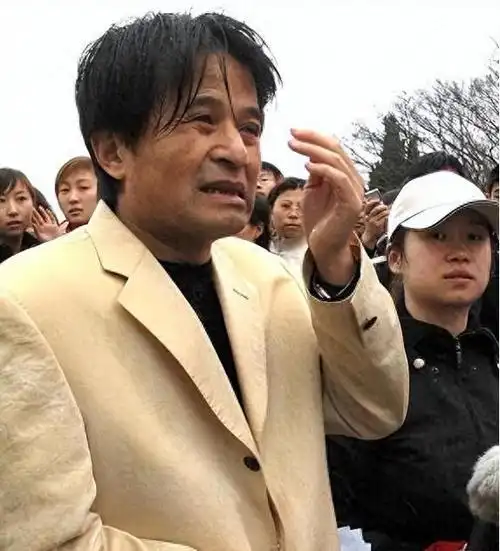 64岁毕福剑现状凄惨陋居农村吃力摇三轮祸从口出付出代价