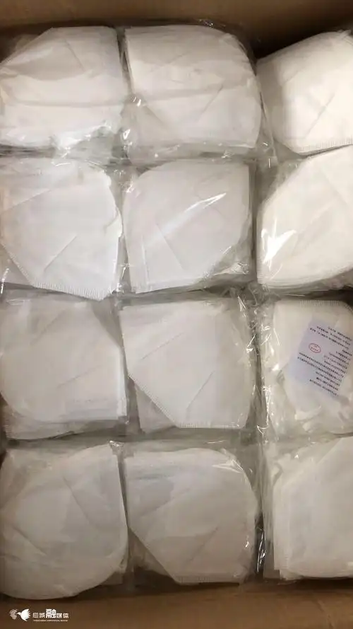 2月11日中午,应城市陈河镇卫生院收到一个特殊的包裹——一箱口罩.