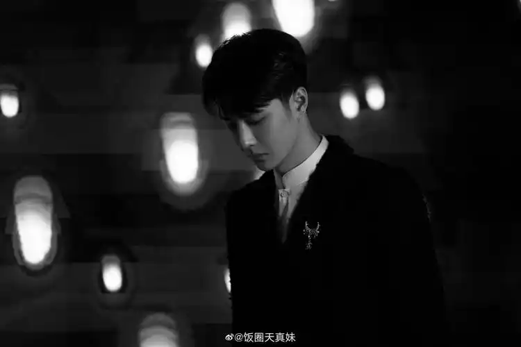王一博身穿小香风西装真的好有冬日男友的风格