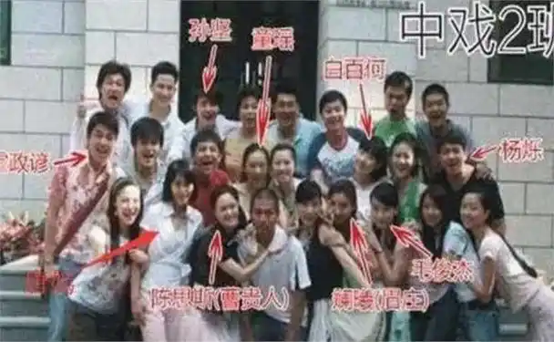 她和唐嫣同班同学,最红时嫁相貌平平歌手,平淡夫妻11年,很幸福