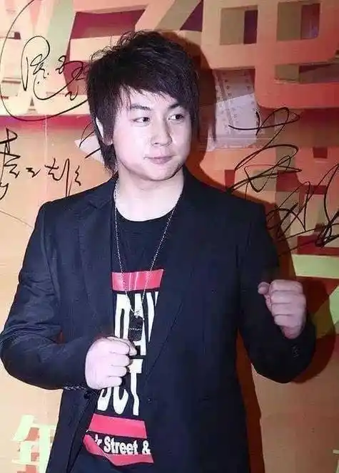 随着年龄增长也变胖了;一直硬汉形象出现的何润东,婚后也开始发福